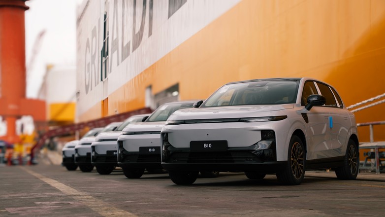 Samochody Leapmotor B10 podczas załadunku na statek