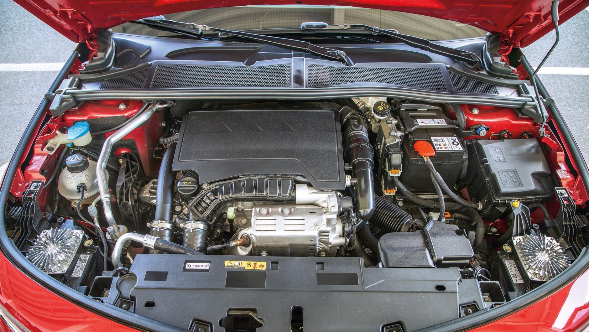 Opel Astra 2022 1.2 Turbo ma 130-konny, trzycylindrowy silnik benzynowy, a do testu przyjechała z komfortowo zmieniającym biegi, ośmiostopniowym automatem. Na tle Golfa pali... Poczekajcie na tabele.