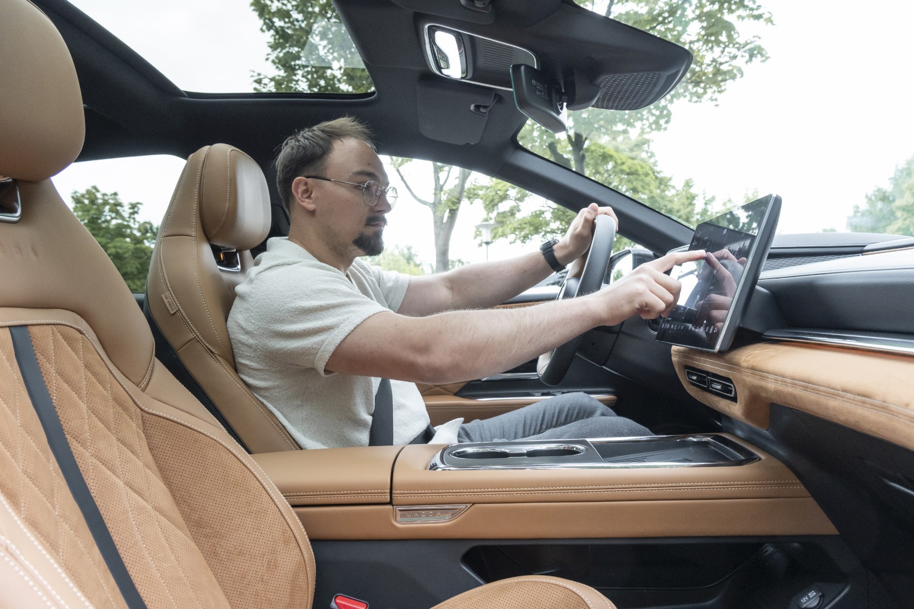 Pozycja za kierownicą przyjemnie zaskakuje