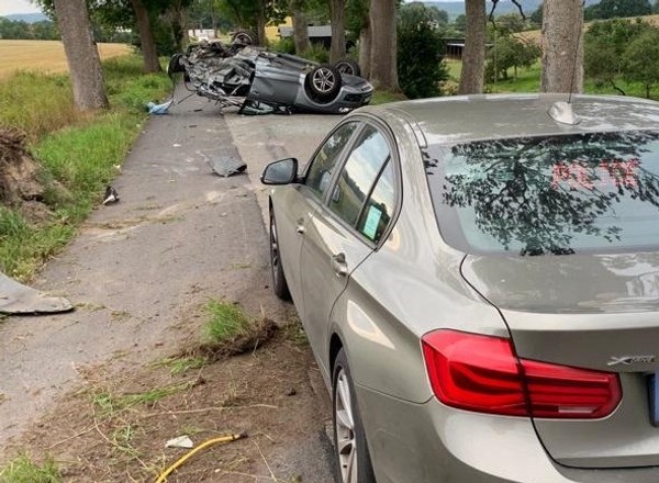 Policyjny pościg za SUV-em Audi zakończony na drzewie [Nagranie]
