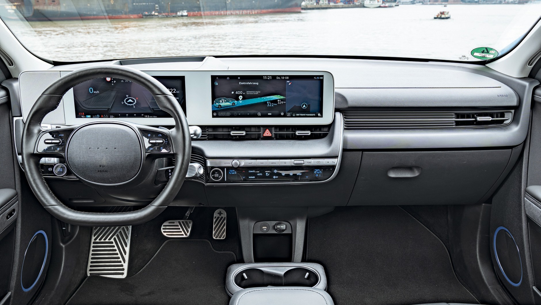 Hyundai Ioniq 5 2022 - modernistyczny porządek i minimalizm trafiły także do kokpitu koreańskiego auta. Przyjemnie przyjazna obsługa.