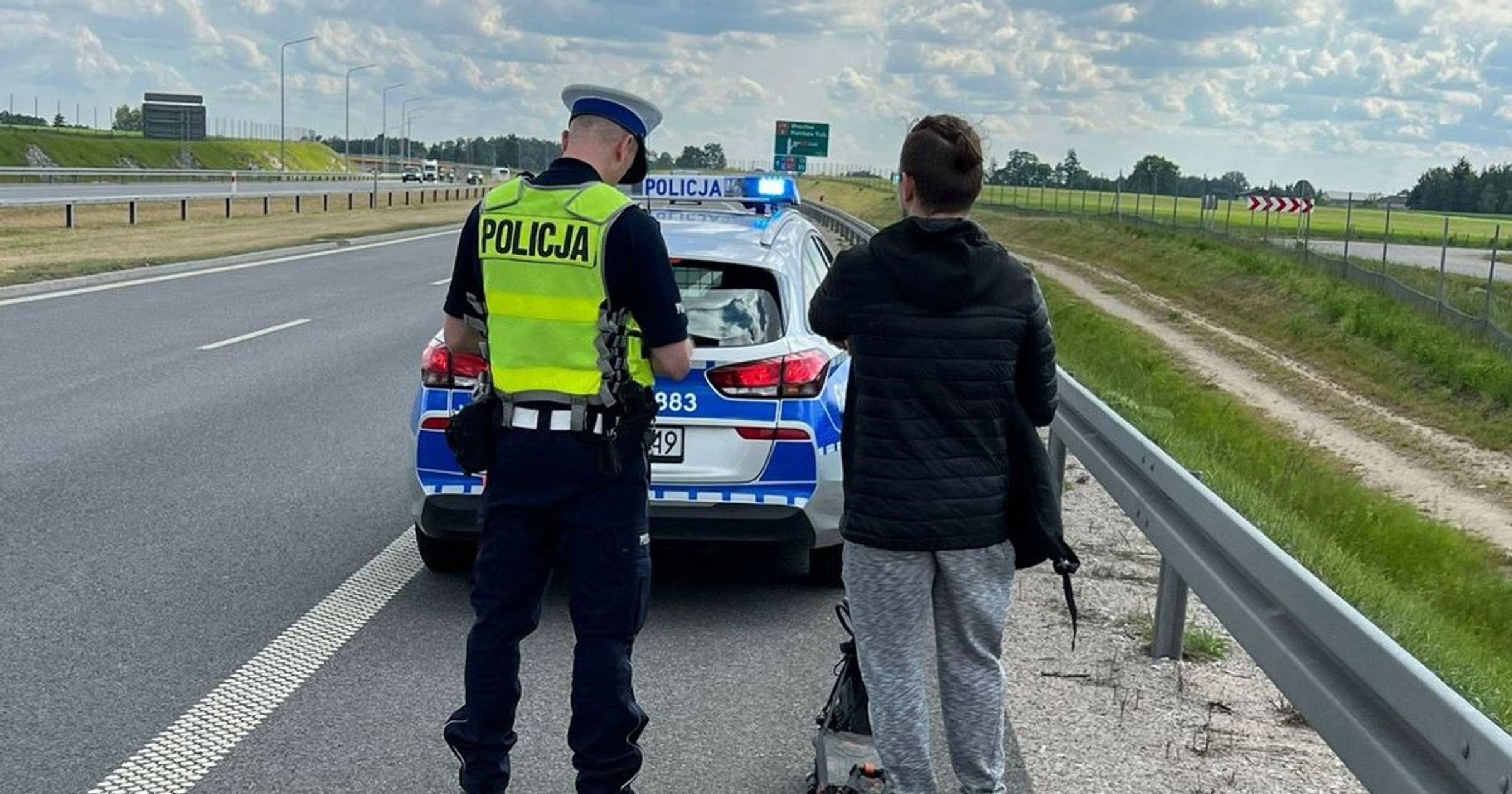 Policjanci zatrzymali na drodze ekspresowej młodego człowieka na hulajnodze