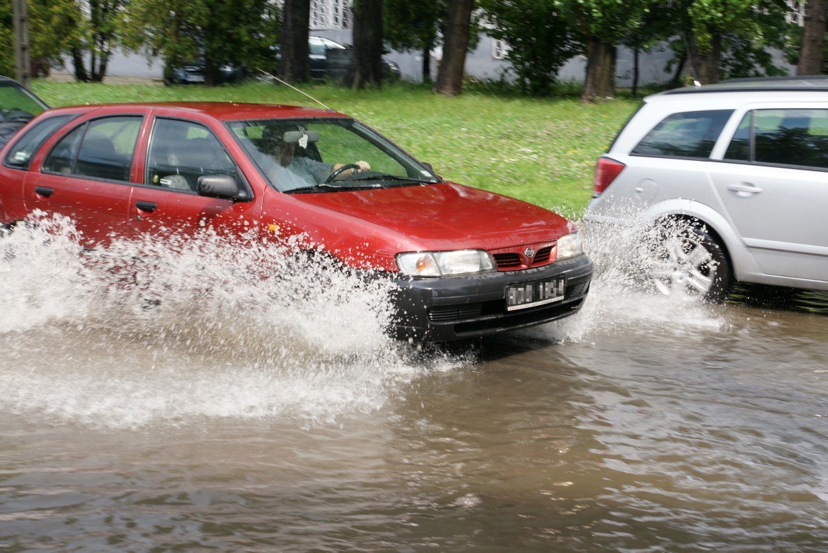 Za ochlapanie pieszego teoretycznie istnieje szereg kar. Choć rzadko są stosowane, to w skrajnych przypadkach mogą oznaczać nawet przestępstwo