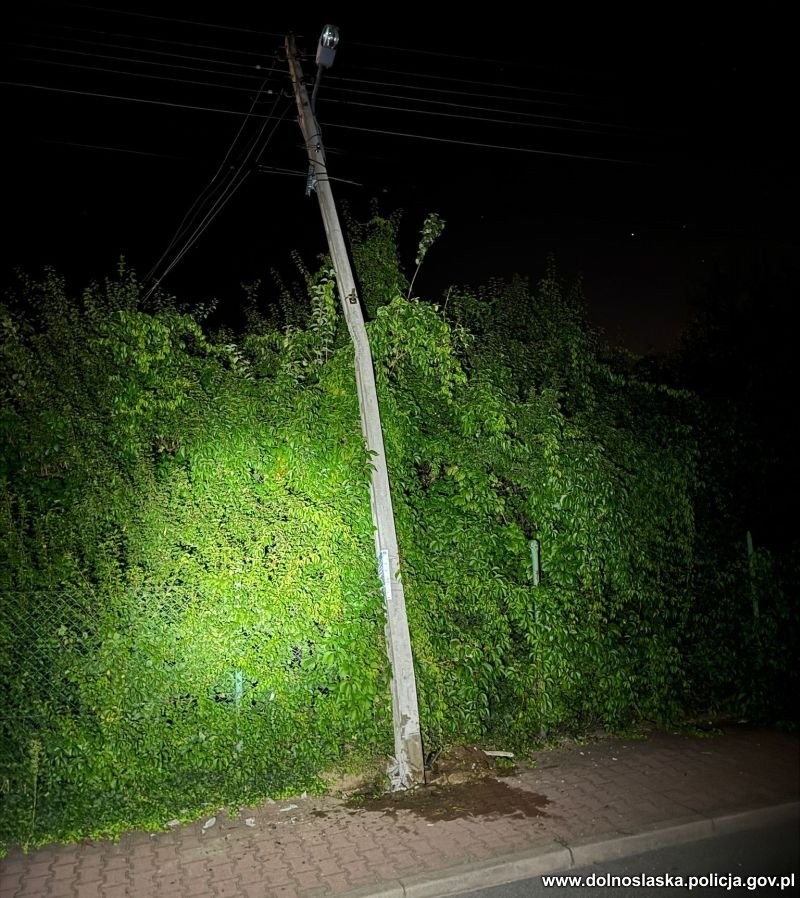 Policjanci zatrzymali kierowcę uszkodzonego Opla. "Wracał" z dożynek