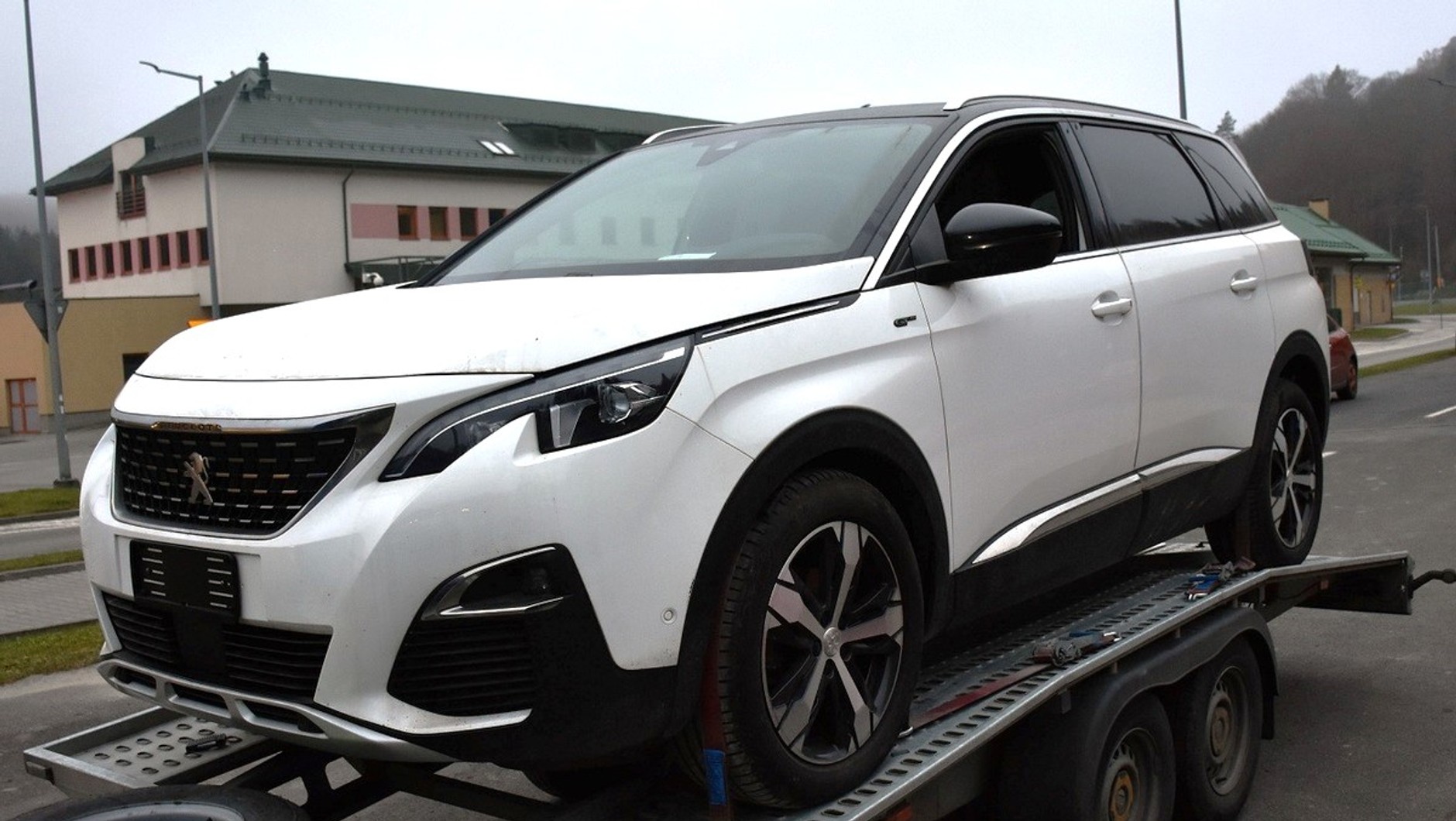Skradziony Peugeot 5008 wieziony na lawecie