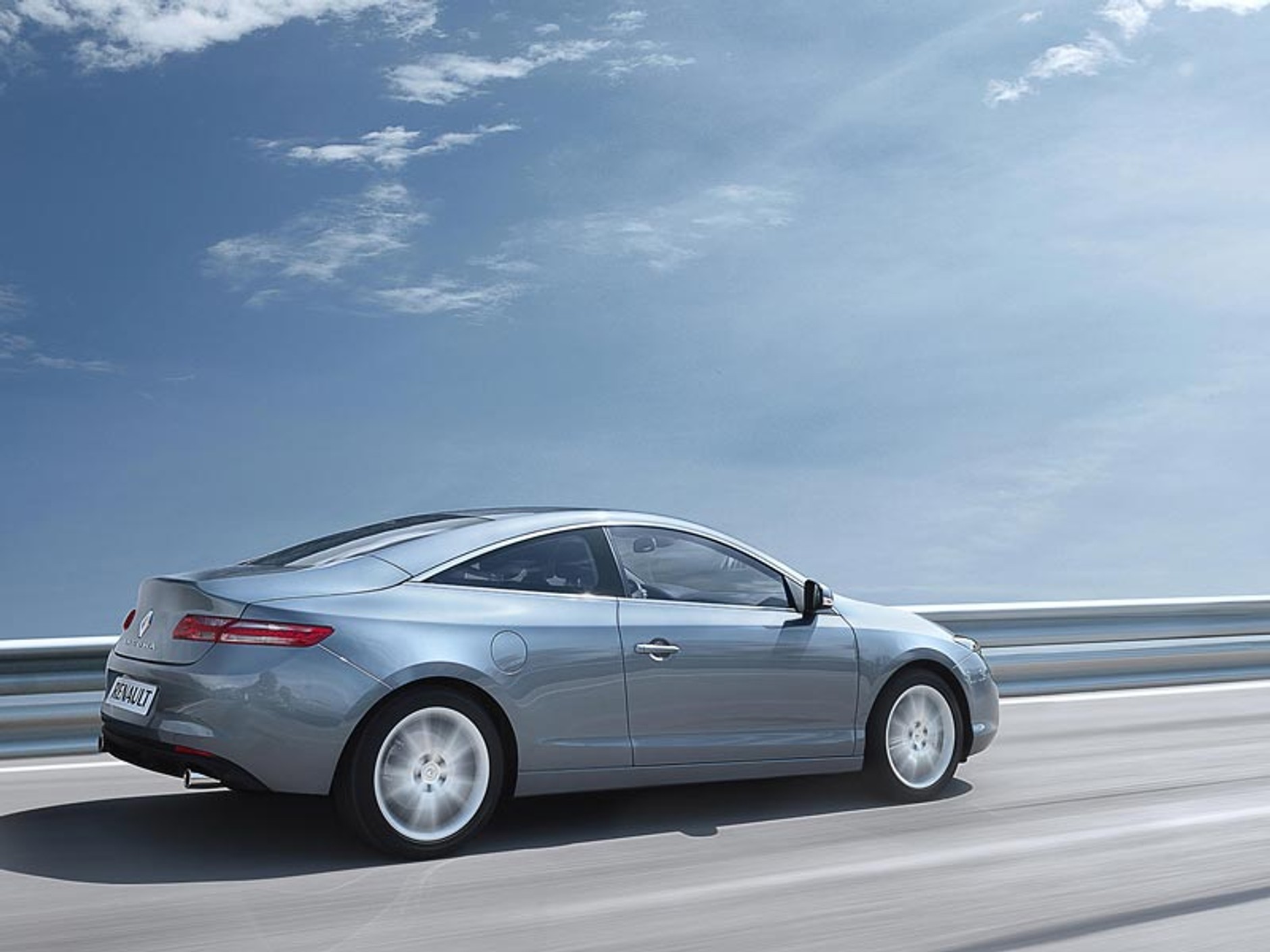 Seryjne coupé Renault Laguna odsłania swoje kształty