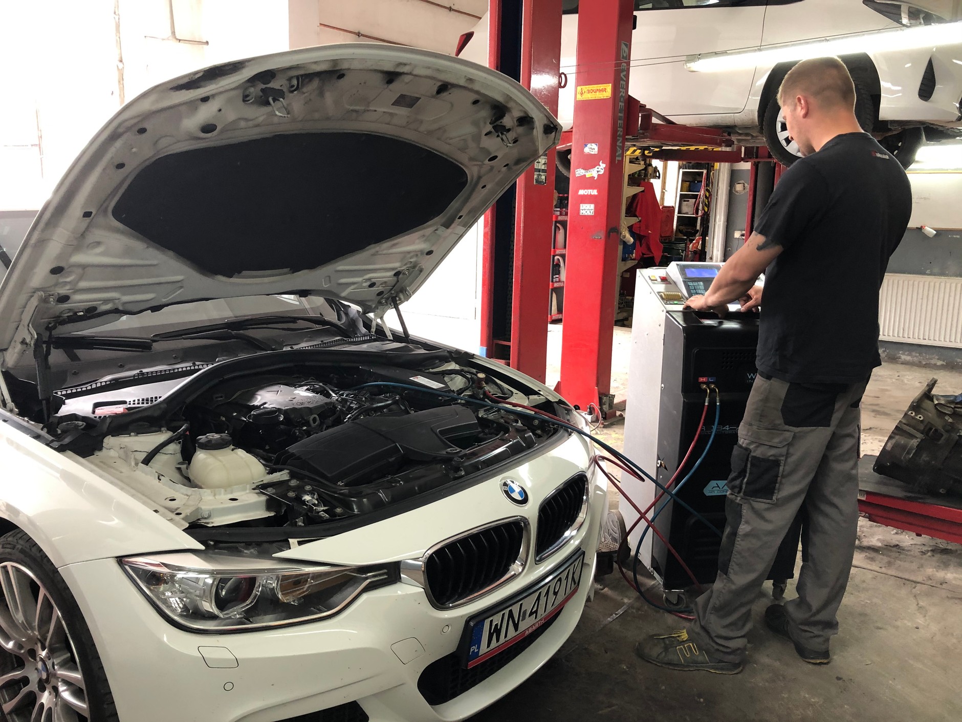 Serwisy coraz częściej zaczynają przegląd klimatyzacji od sprawdzenia, czym napełniony jest układ.