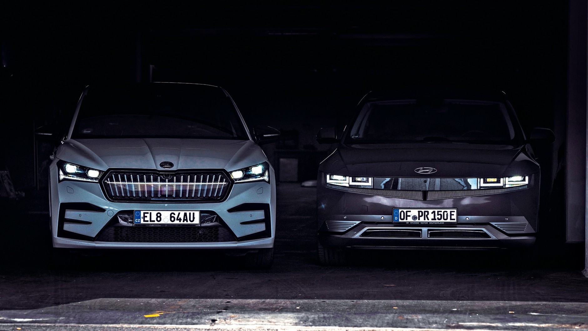 Hyundai Ioniq 5 i Skoda Enyaq Coupe 2022 - sygnatury świetlne po zmroku.