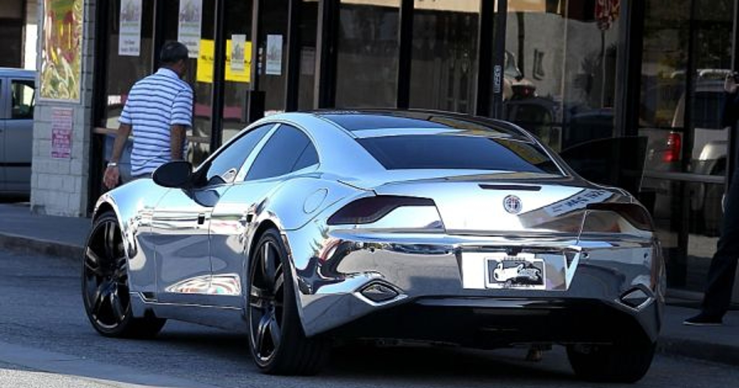 Chromowany Fisker Karma