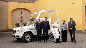 Papież będzie jeździł Klasą G. Mercedes stworzył specjalne "papamobile"