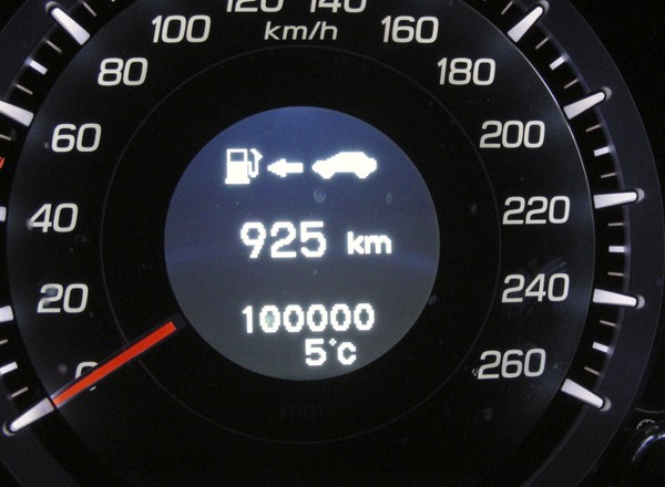 Policja wyłapuje kolejne auta z kręconymi licznikami – rekordzista cofnął 300 tys. km!