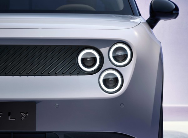 Do Polski płynie auto dla fanów iPhone’a. Reflektory i lampy Firefly’a szokują
