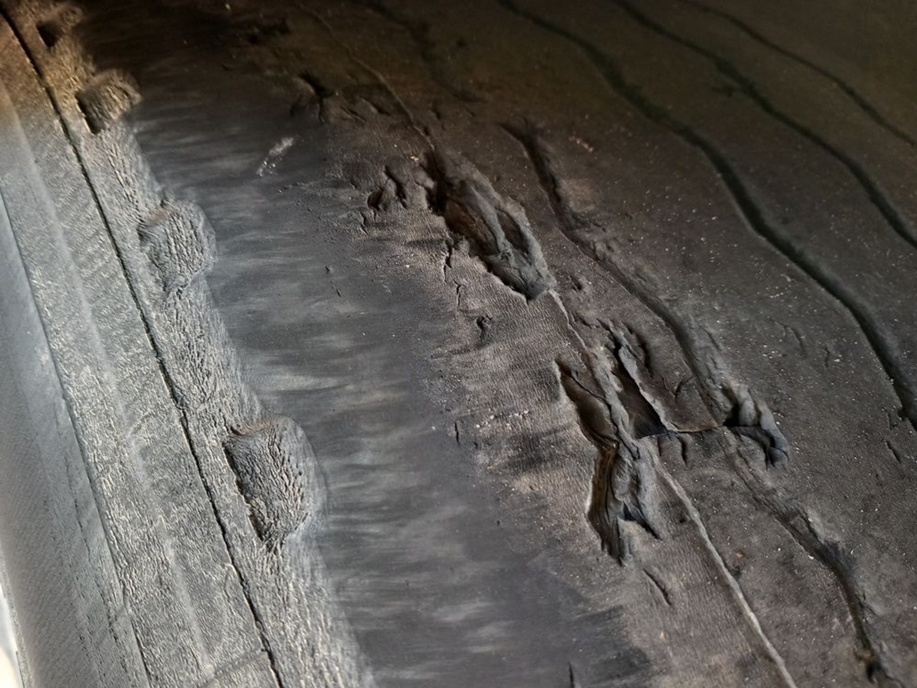 Naczepa miała całkowicie zniszczoną oponę. Inspektorzy zakazali dalszej jazdy