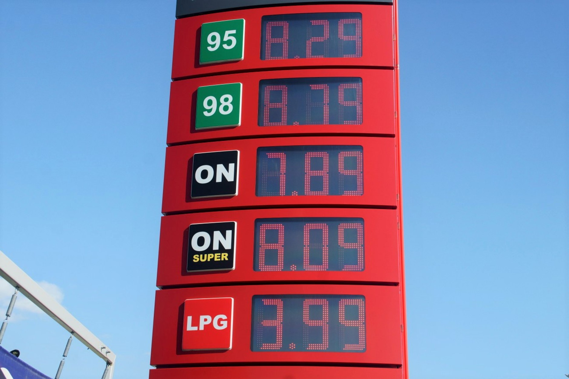 Za rządów PIS, na stacjach też&nbsp;często bywało drogo, o czym świeżo upieczony kandydat na premiera najwyraźniej zapomniał.  Tu ceny paliw  paliw  z 3.06.2022, kiedy cena Pb95 przekroczyła 8 zł/l. Warto zauważyć, że od tamtej pory inflacja obniżyła wyraźnie wartość&nbsp;złotówki.