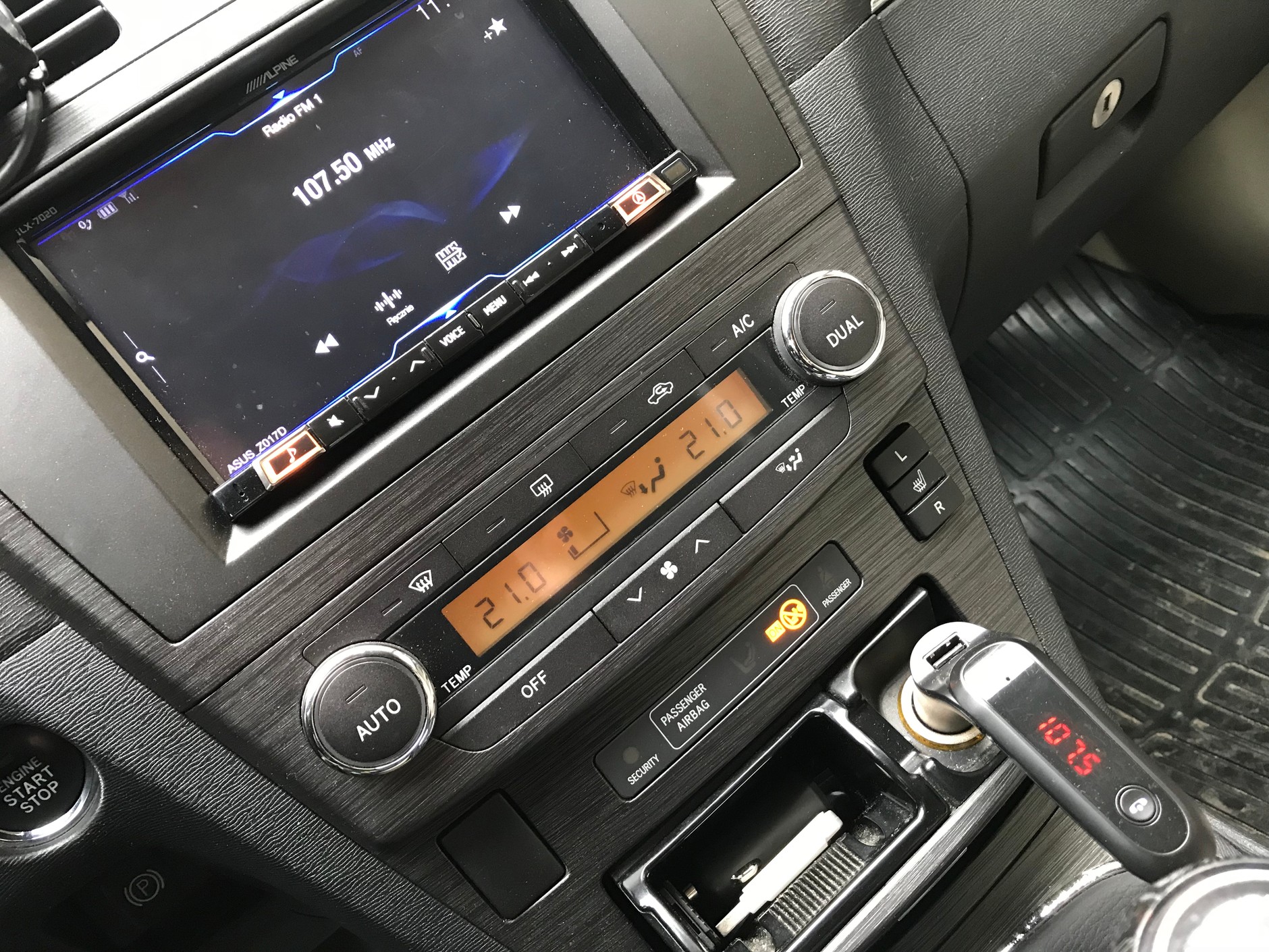 Aby w radiu usłyszeć dźwięk z transmitera trzeba ustawić taką samą częstotliwość. Hykker Wave