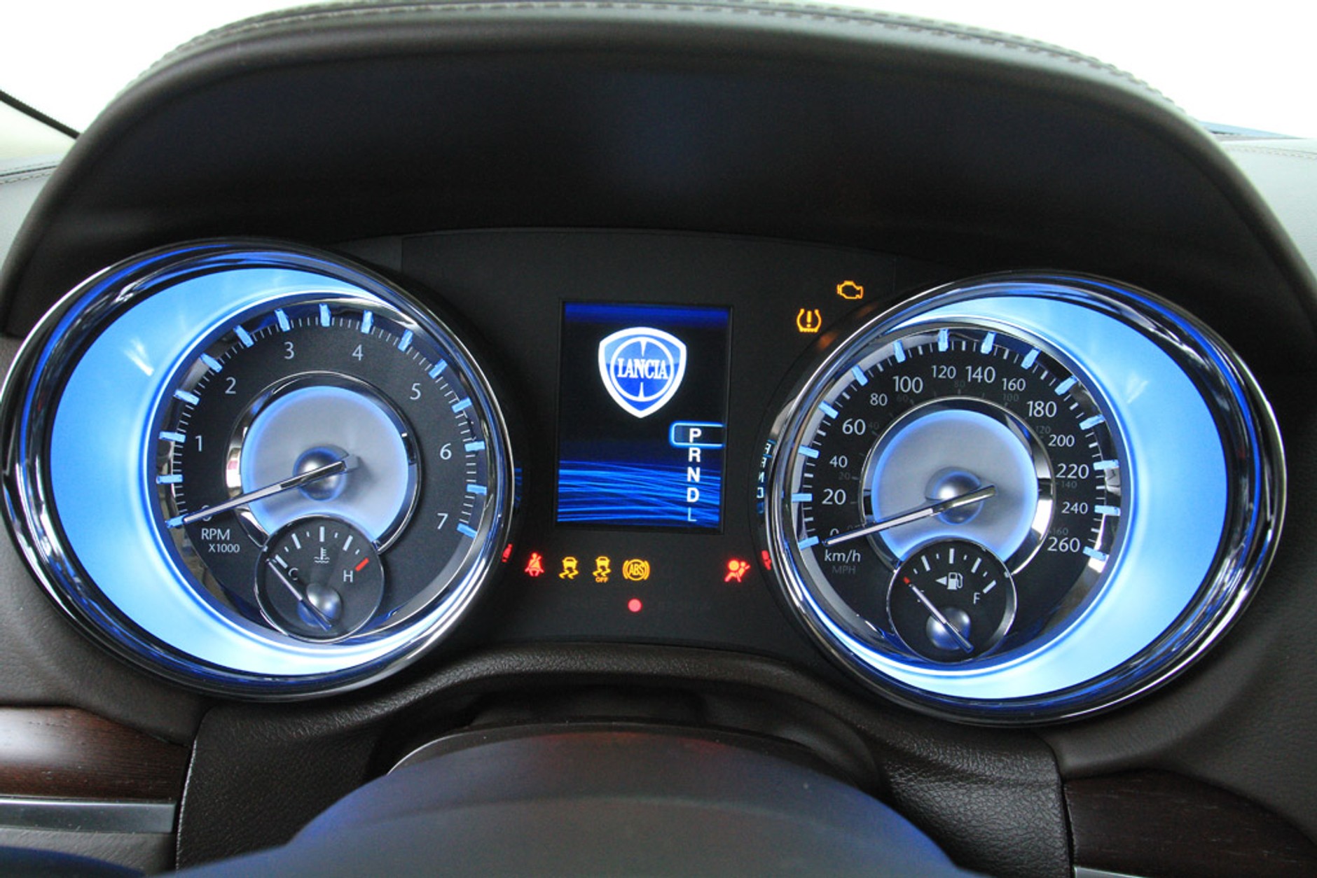 Test Lancii Thema: męski typ, damskie logo