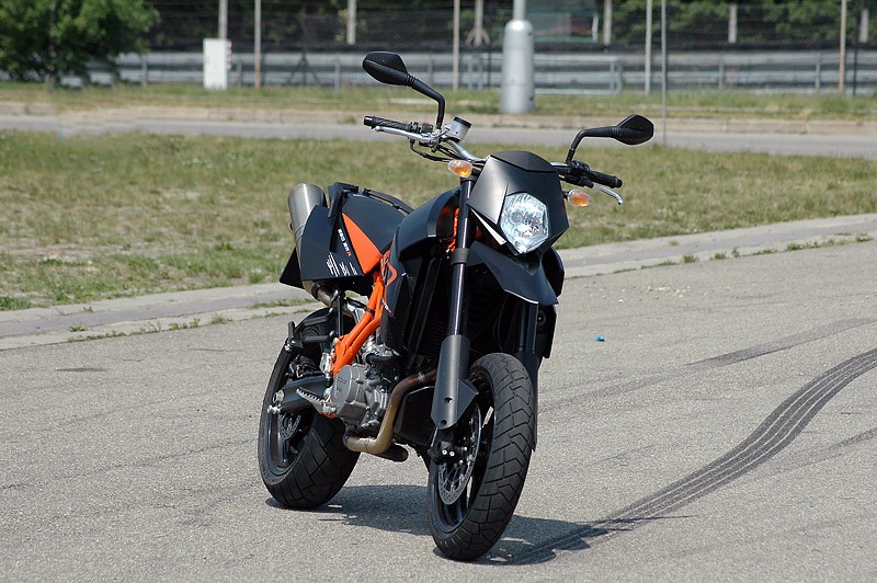 KTM 950 Supermoto R: duży dzikus (test)