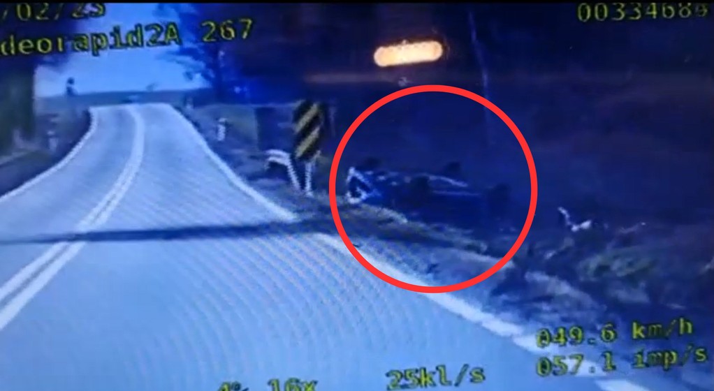 Samochód dachował tuż przed radiowozem policyjnym