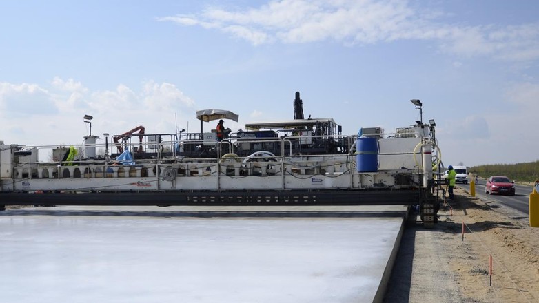 Budowa dróg — jaki rodzaj nawierzchni, tj. beton czy asfalt, częściej wybierają wykonawcy?