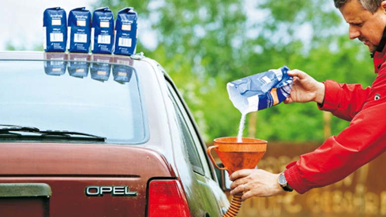 Obalamy mity! Sprawdzamy czy cukier w paliwie nie zniszczy silnika