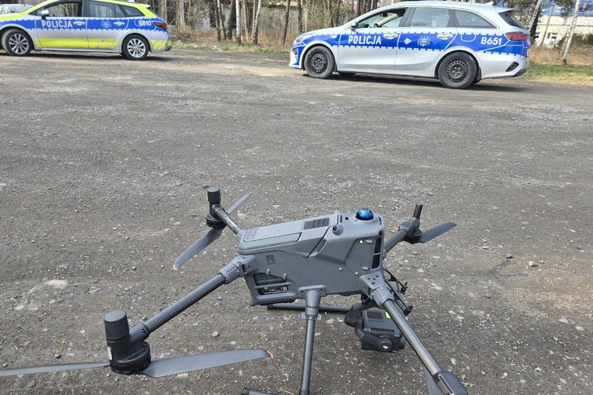 Za mruganie światłami możesz dostać mandat. Policja sięga po drony
