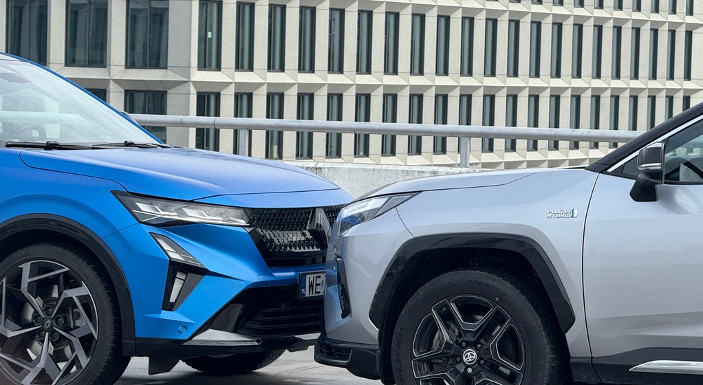 Toyota RAV4 Plug-in GR Sport vs Renault Rafale Atelier Alpine 4e-Tech 4x4 300