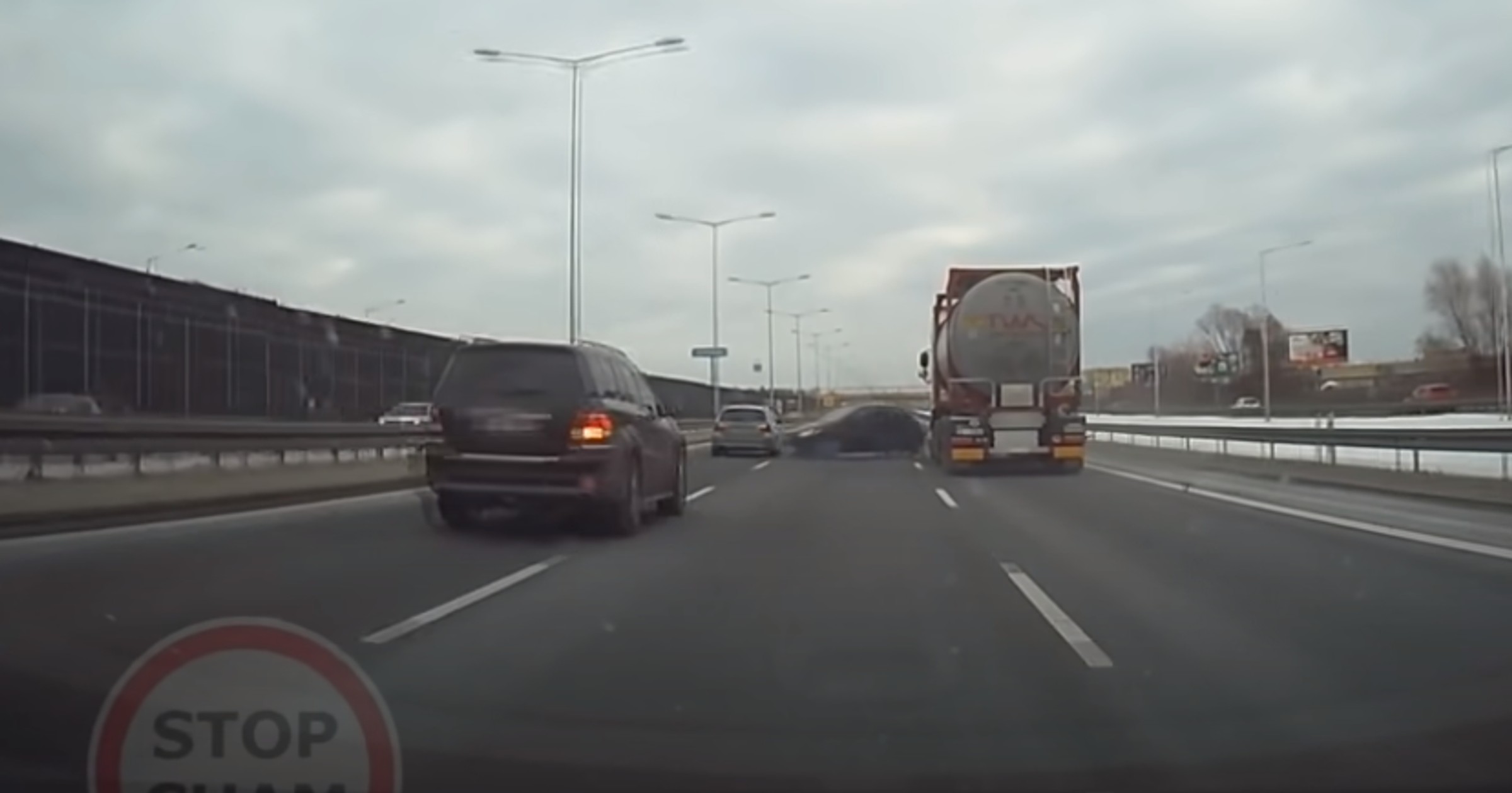 Kierowca ciężarówki – widzi mniej. Kolizja na S8 (wideo)