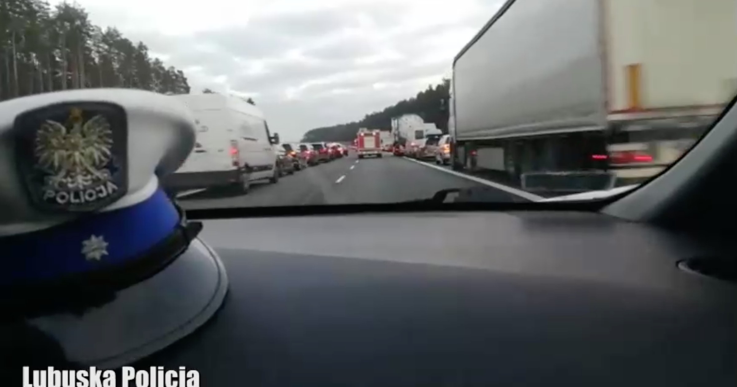 Wzorowy korytarz życia na autostradzie