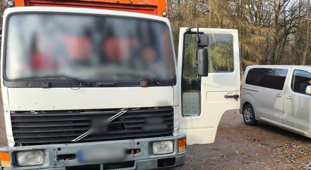 Zatrzymana do kontroli ciężarówka i nieoznakowany radiowóz podkarpackiej Inspekcji Transportu Drogowego.