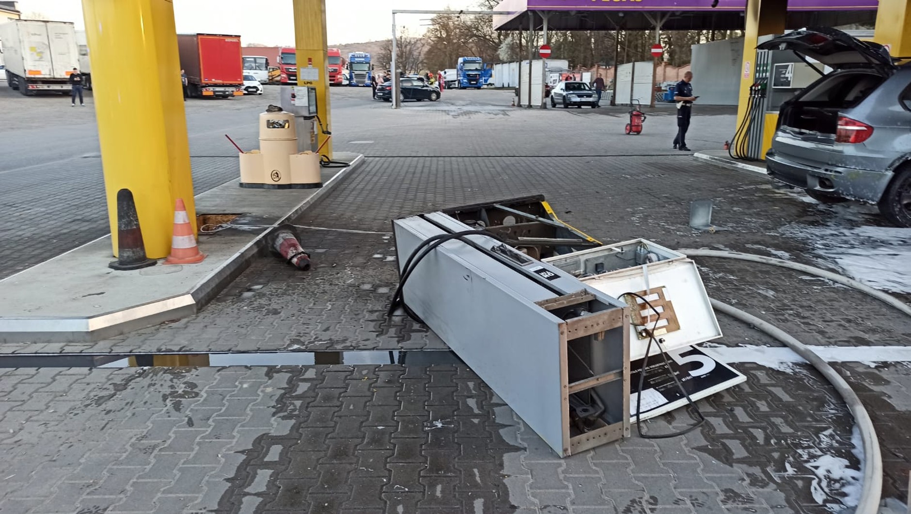 BMW staranowało stację paliw w Tarnowie