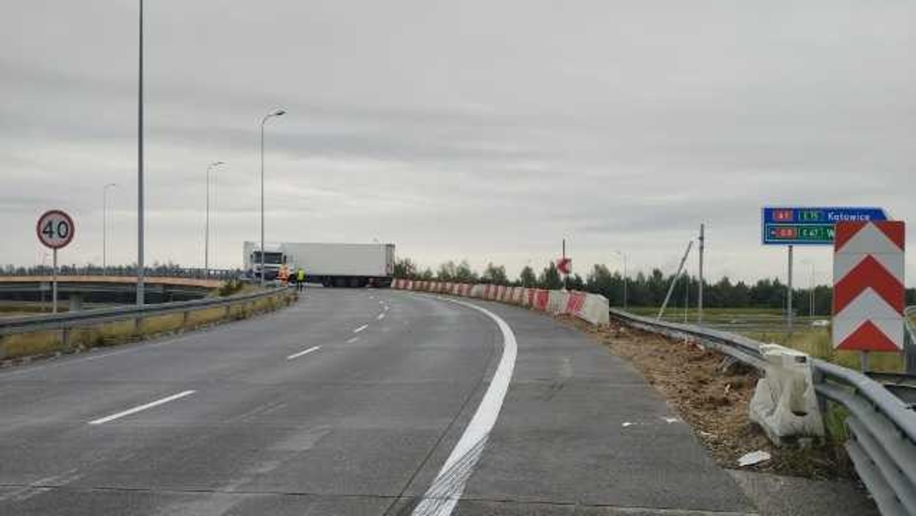 Po wypadku ciężarówka zablokowała ruch na drodze S8 na węźle Łódź Południe
