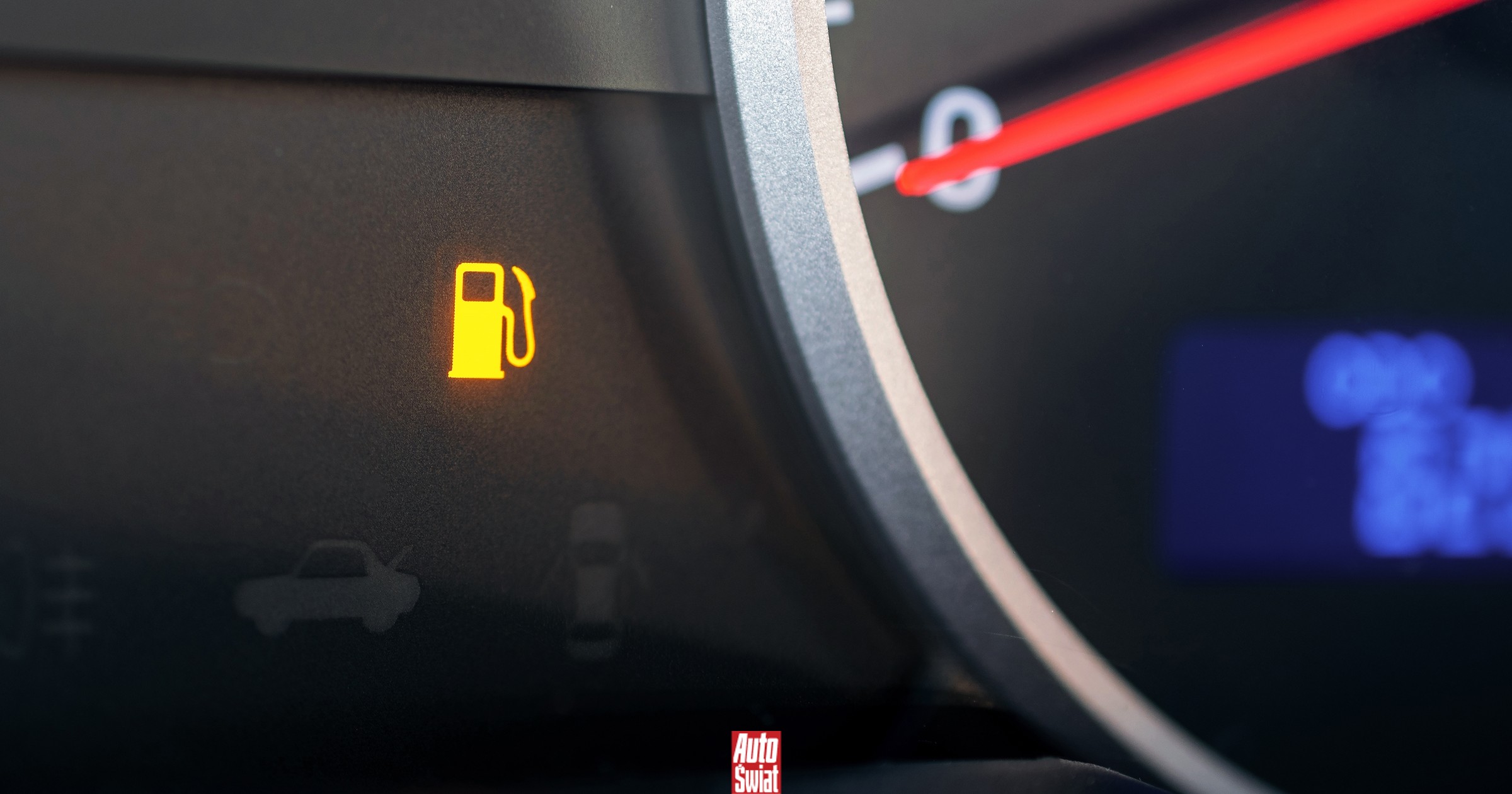 Kontrolka rezerwy to znak, że trzeba szybko szukać stacji. Te sposoby pozwolą spokojnie do niej dotrzeć