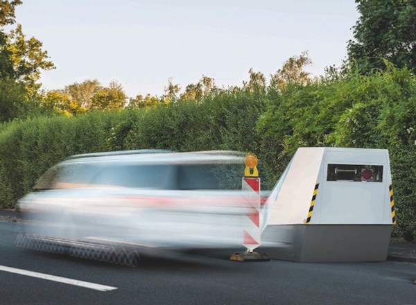Fotoradar robi zdjęcia kierowcom, którzy jadą zgodnie z przepisami. Skargi napływają lawinowo