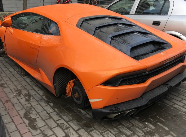 Z rozbitego w Warszawie Lamborghini ukradziono koła i znaczek