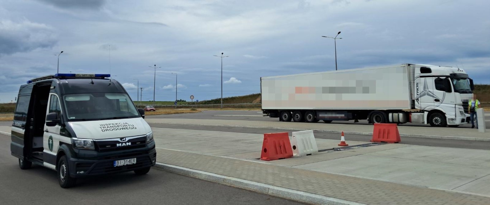 Białostocki patrol ITD na tle rosyjskiej ciężarówki