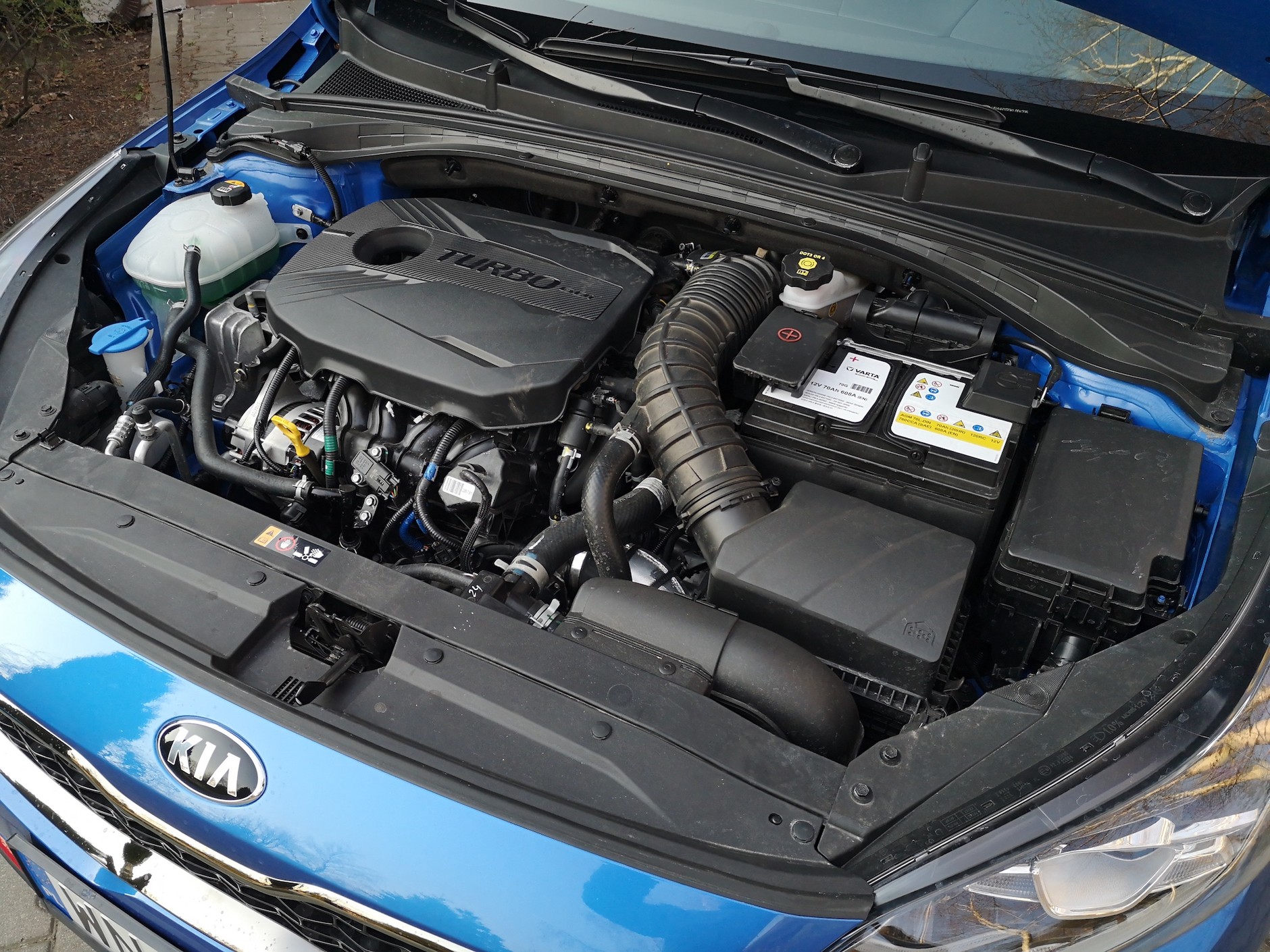 Najmocniejszy w gamie silnik ma tylko 1,6 litra pojemności... By wyciśnięte z tak małej jednostki 204 KM dawały przyjemność z jazdy, napęd musi być przekazywany za pośrednictwem szybkiej automatycznej skrzynie biegów. Ta w Kii Proceed nie wygładza całkowicie nerwowej pracy silnika, ale to, co dostajemy, dobrze koresponduje z charakterem auta.