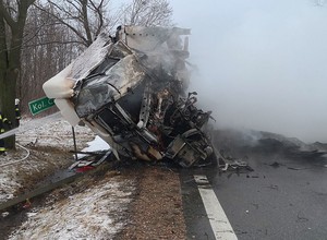 Potworna czołówka dwóch TIR-ów. Tak się kończy wyprzedzanie na wzniesieniu