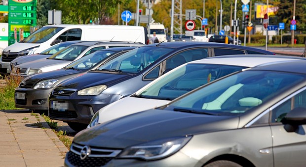 Polacy skarżą się na strefy płatnego parkowania. RPO proponuje zmianę prawa