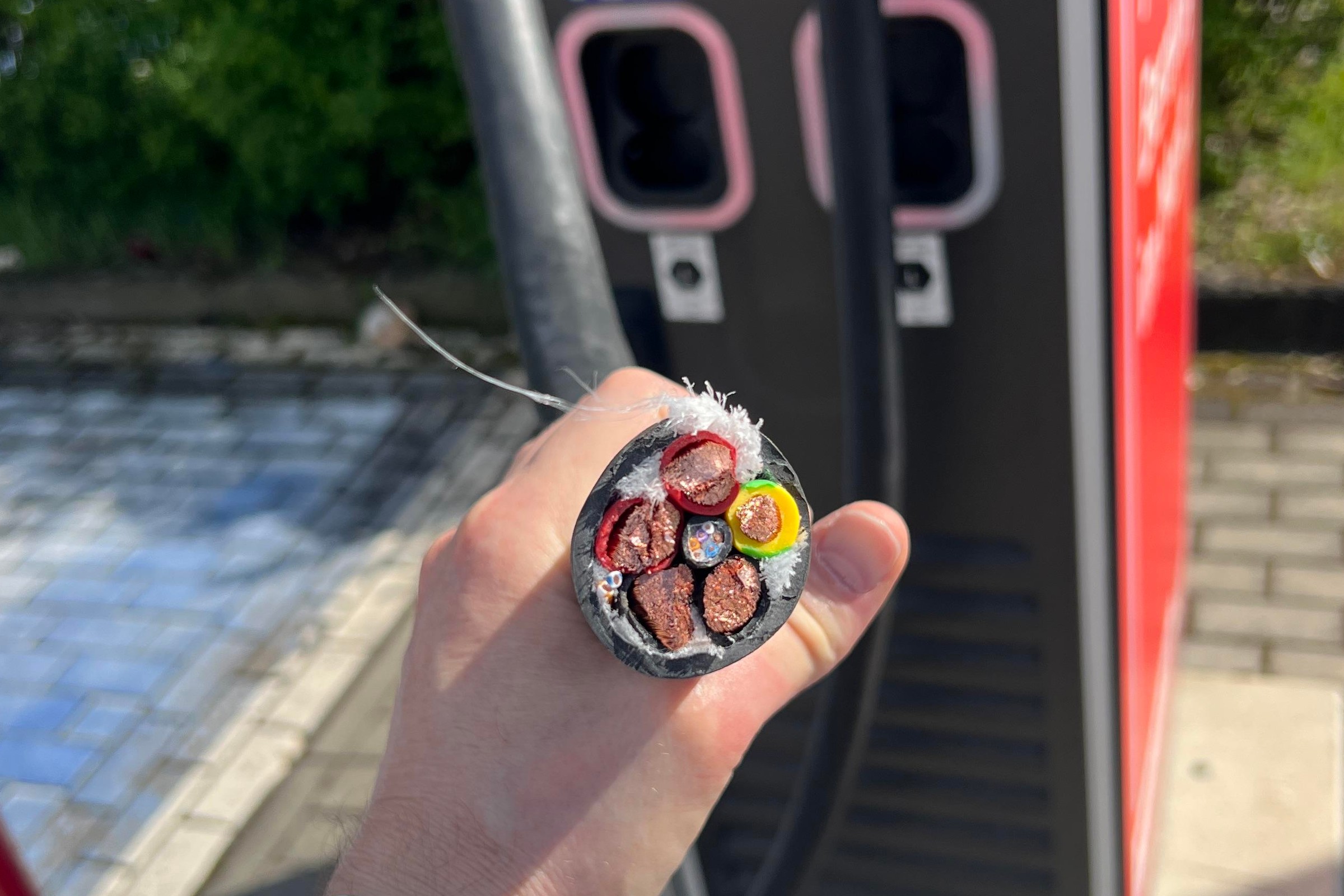 Ukradł dwa kable od ładowarek do aut elektrycznych. Nie opłaciło mu się. Sąd wydał wyrok
