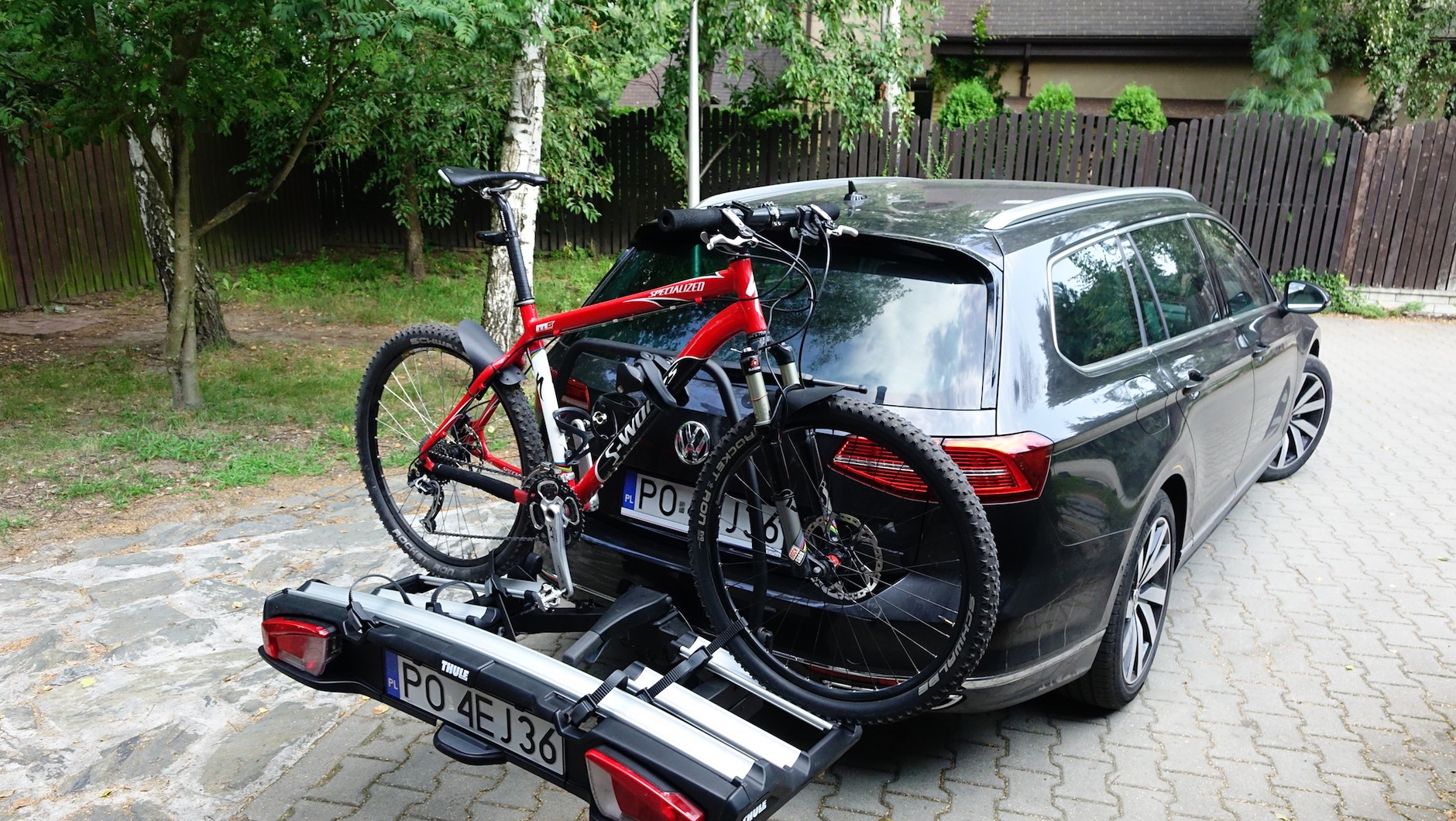 Bagażnik rowerowy na hak klasy premium - łatwo się go zakłada i łatwo z niego korzysta