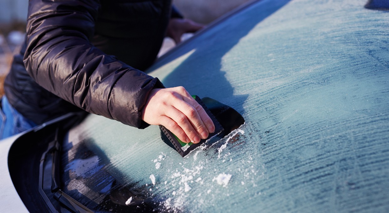 Ruszył w miasto z zamarzniętą przednią szybą. Na efekt nie trzeba było długo czekać... [Nagranie]