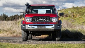 Jest na rynku od 1984 r. Toyota Land Cruiser 70 właśnie przeszła lifting