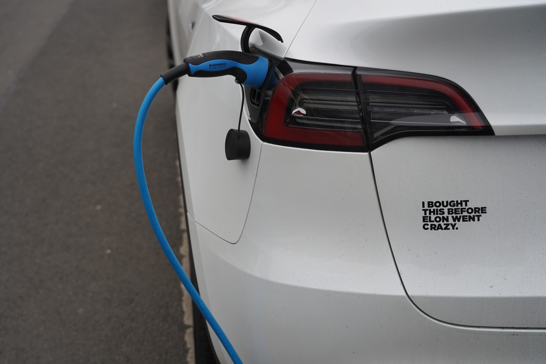 Także w Niemczech przyjęły się naklejki "Kupiłem ją, zanim Elon oszalał"