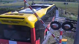 Kierowca autobusu miejskiego wjechał na przejazd w złym momencie. Policjant uznał, że 2000 zł mandatu to za mało. Jest nagranie