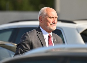 Poseł Macierewicz próbuje odzyskać prawo jazdy. Internet się śmieje