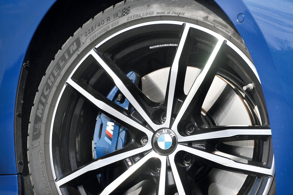 BMW 330i kontra Mercedes C 300 - odwieczni rywale