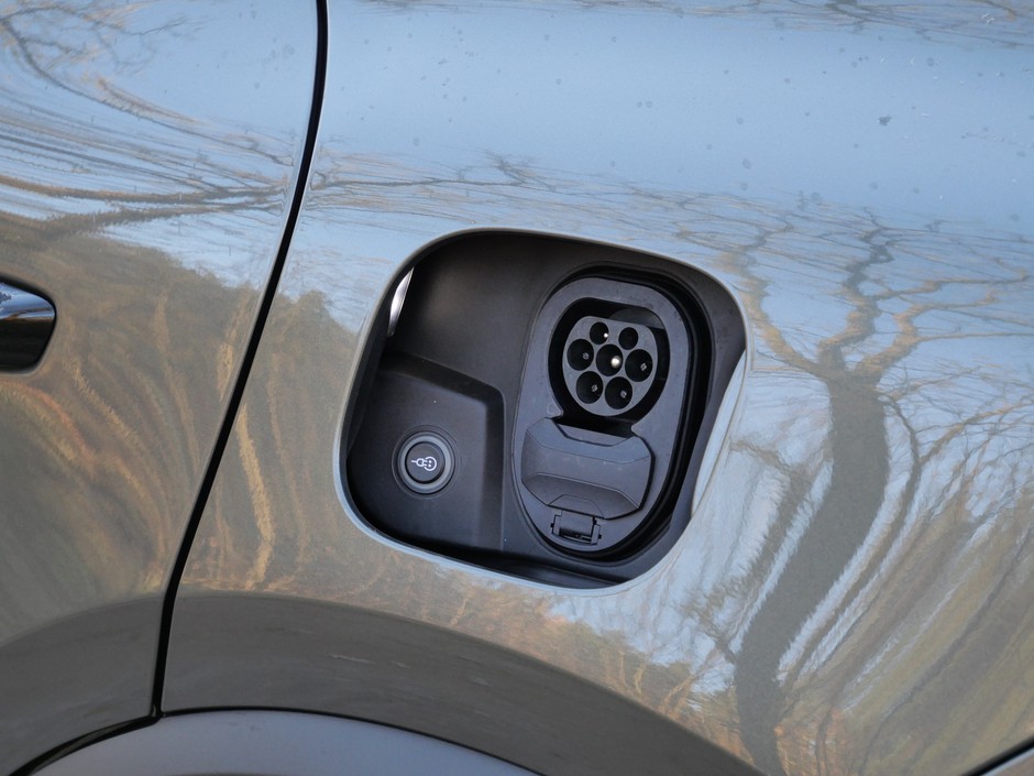 Niepotrzebna, ale fajna Porsche Macan 4 electric: elektrycznie odsuwana klapka osłaniająca port ładowania.