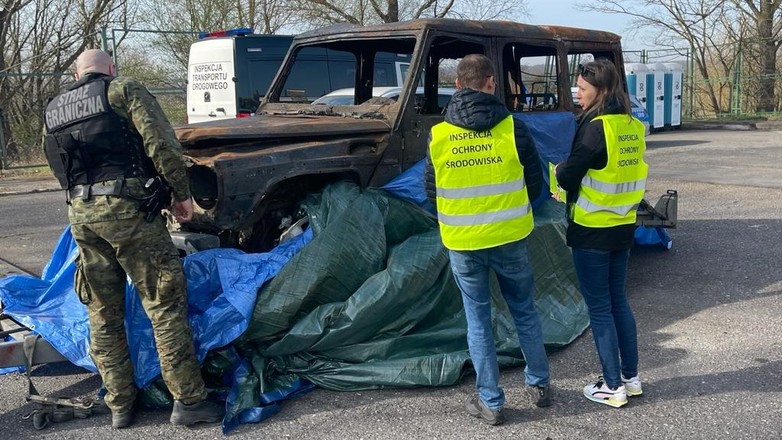 Straż Graniczna zatrzymała kierowcę, który wwiózł do Polski wrak Mercedesa klasy G