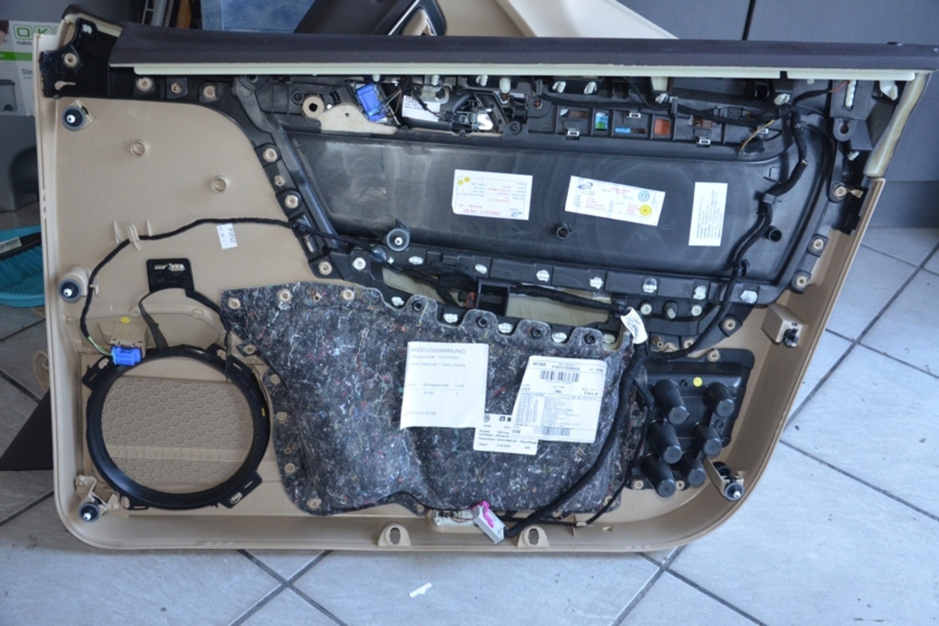 Przedni boczek po demontażu. Samo poszycie tapicerskie jest od wewnętrznej strony pokryte cienką warstwą materiału tłumiącego