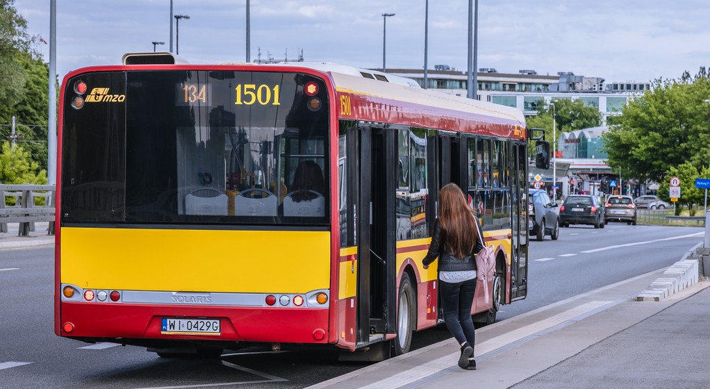Autobus na przystanku – zdjęcie ilustracyjne